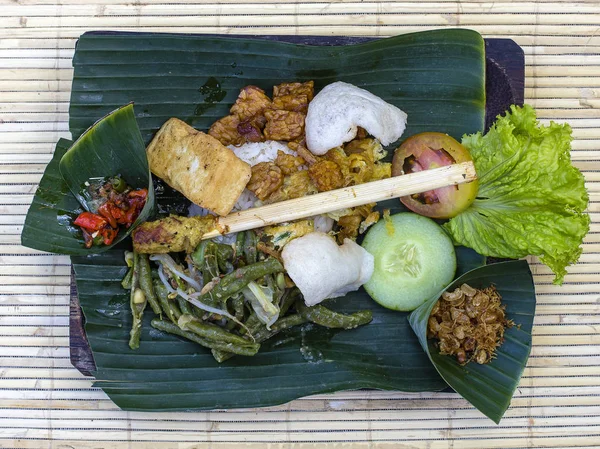 Nasi Campur Bali . Balinese dish of steamed rice with variety of side dishes. Close up. Asian food, Ubud, Bali, Indonesia. — Stock Photo, Image