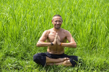 Yeşil pirinç Teras tropikal Adası Bali, Endonezya yakın bir konumda meditasyon ve Yoga yapıyor adam