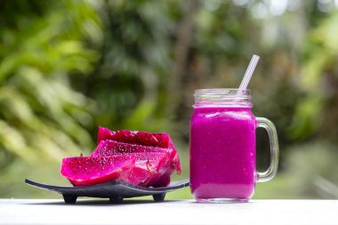 Taze smoothies dragon meyve, muz, mango ve papaya. Ada Bali, Ubud, Endonezya