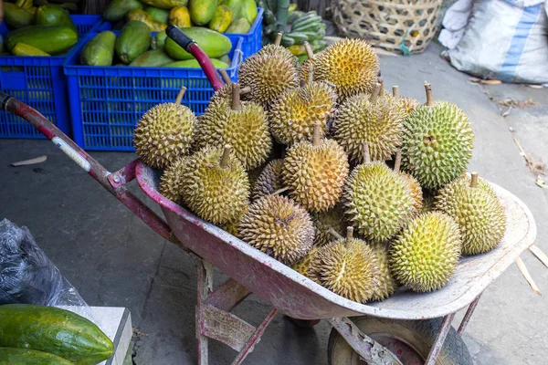 Fruta duriana madura en un carrito en el mercado local en Island Bali, Ubud, Indonesia. Rey de los frutos en Asia — Foto de Stock