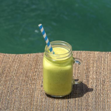 Avokado yeşil shake veya güler yüzlü, kapatın. Ada Bali, Endonezya'da Servis Kahvaltı