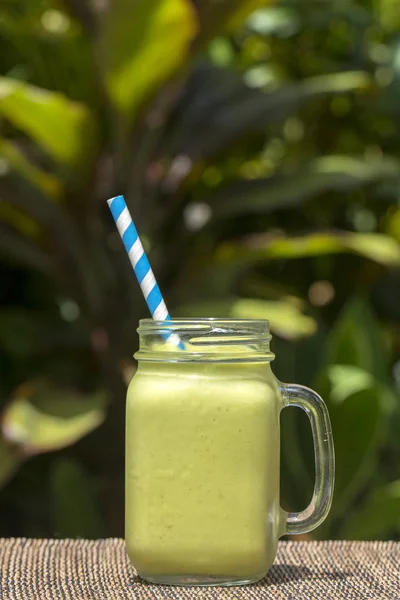 Avokado grön shake eller smoothie, närbild. Frukost på ön Bali i Indonesien — Stockfoto