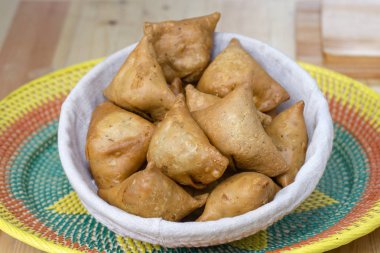 Vejetaryen kızarmış samosa, geleneksel Hint yemekleri, Bali, Endonezya sokak gıda.