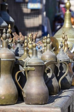 Doğu metal testiler gelir bir bit pazarı, Doha, Qatar