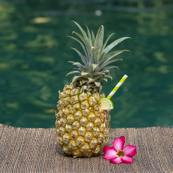 Cóctel de piña colada en piña fresca cerca de la piscina. Isla Bali, Indonesia — Foto de Stock