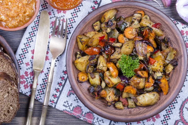 Grönsaksgryta med tomat, aubergine, zucchini, lök, morot, paprika och potatis i plattan, närbild — Stockfoto