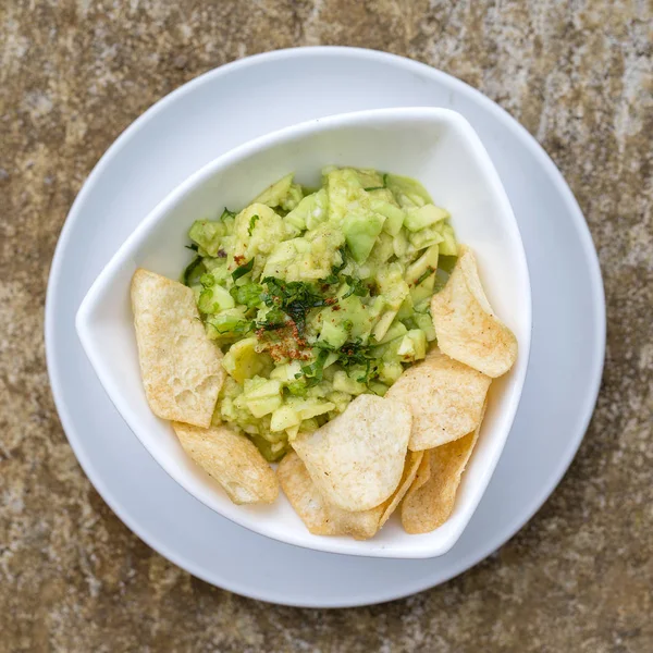 Avokado guacamole tortilla ile beyaz bir kase cips, — Stok fotoğraf