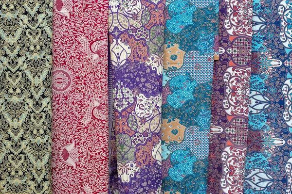 Sortiment barevných sarongy pro prodej na místním trhu, ostrov Bali, Indonésie. Detailní záběr — Stock fotografie