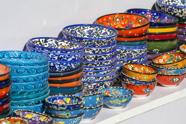Prodej barevné misky v obchodě tradičního arabského trhu Souq Waqif trhu v Dauhá, Katar — Stock fotografie