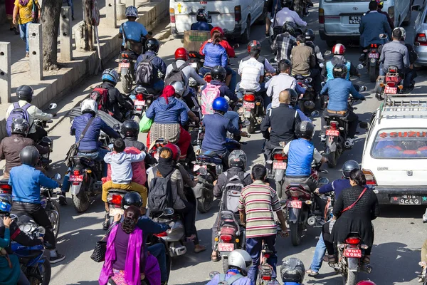 Vista del atasco de tráfico durante el día en Katmandú, Nepal. carretera atasco de tráfico lleno de gente en la ciudad —  Fotos de Stock