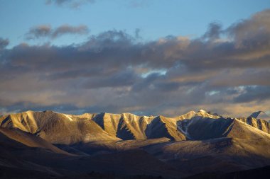 Himalaya Dağı'nda gündoğumu Manali - Leh otoyol boyunca. Ladakh, Hindistan. Himalaya Dağları'nda şafak