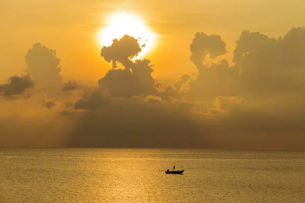 Sylwetka łodzi rybackich i fale wody morskiej podczas sunrise w Tajlandii — Zdjęcie stockowe