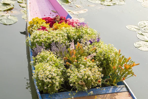 Blumen auf dem Boot auf dem schwimmenden Markt am Morgen auf dem Dal-See in Srinagar, Indien — Stockfoto