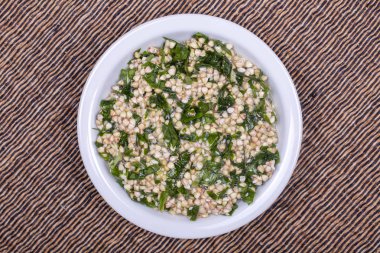 Yeşil buğday ile birlikte ramson, susam ve bal beyaz kase - sağlıklı kahvaltı gıda kavramı, üstten görünüm