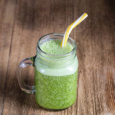 Avokado, muz, maydanoz ve ahşap zemin, üzerine bal dan taze yeşil smoothie yakın çekim