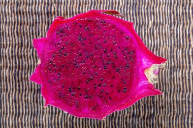 Egzotik pembe dragonfruit makro fotoğraf arka plan üzerinde kesti. Dragon meyve kapatın. Pitahaya doku fotoğraf. Tatlı tropikal meyve, sulu