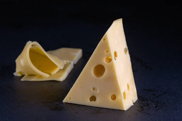 Pezzo di formaggio su sfondo nero — Foto Stock