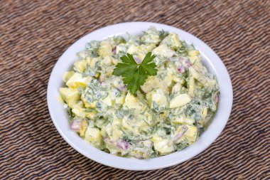 Salata turp, haşlanmış yumurta, maydanoz ve ekşi krema beyaz kase - sağlıklı kahvaltı konsepti