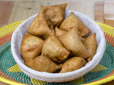 Vejetaryen kızarmış samosa, geleneksel Hint yemekleri, Bali, Endonezya sokak gıda.