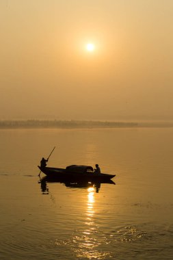 Hindistan'da Varanasi, Ganj Nehri üzerinde gündoğumu