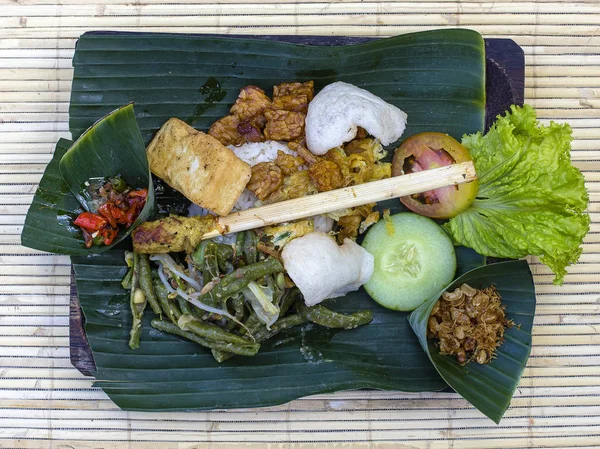 Nasi Campur Bali. Балийское блюдо из риса на пару с различными гарнирами. Закрывай. Азиатская кухня, Убуд, Бали, Индонезия . — стоковое фото