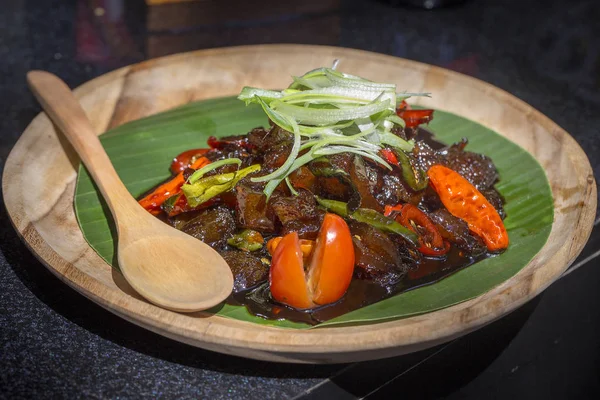 Indonezyjskie danie z Dżakarty-Oseng Kikil MERCON Kecap, danie z wymieszać-smażone skóry bydlęcej — Zdjęcie stockowe