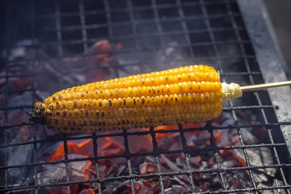 Grillattua maissintähkää torilla, katuruokaa Balilla, Indonesiassa — kuvapankkivalokuva