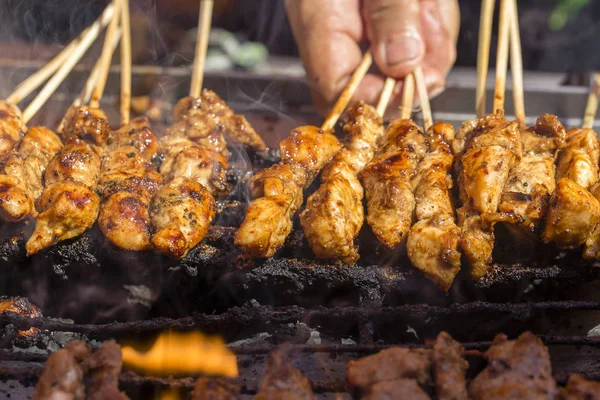 Carni alla griglia indonesiane in spiedini di legno, isola di Bali, Indonesia — Foto Stock