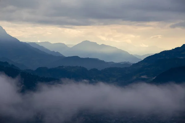 Famosa vista turistica della catena montuosa dell'Annapurna dalla Pagoda della Pace Mondiale all'alba tra le nuvole a Pokhara, Nepal — Foto Stock