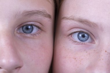 Yakın kamera, çift portre çocuk, makro iki genç kız gözünüzü dört açın, onlar arıyoruz