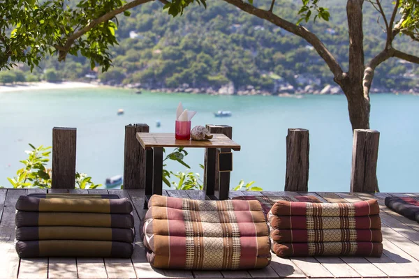 Erholungsgebiet in einem tropischen Café mit Blick auf das Meer auf der Insel Koh Phangan, Thailand — Stockfoto