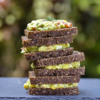 Avokado, domates, dereotu ve haşlanmış yumurta - sağlıklı kahvaltı konsepti ile sandviç