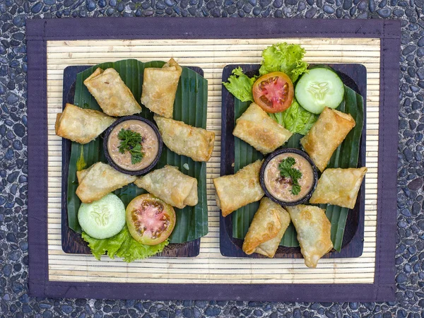Smažené jarní závitky se zeleninou a omáčkou. Zblízka. Asijské jídlo, Ubud, Bali, Indonésie. — Stock fotografie