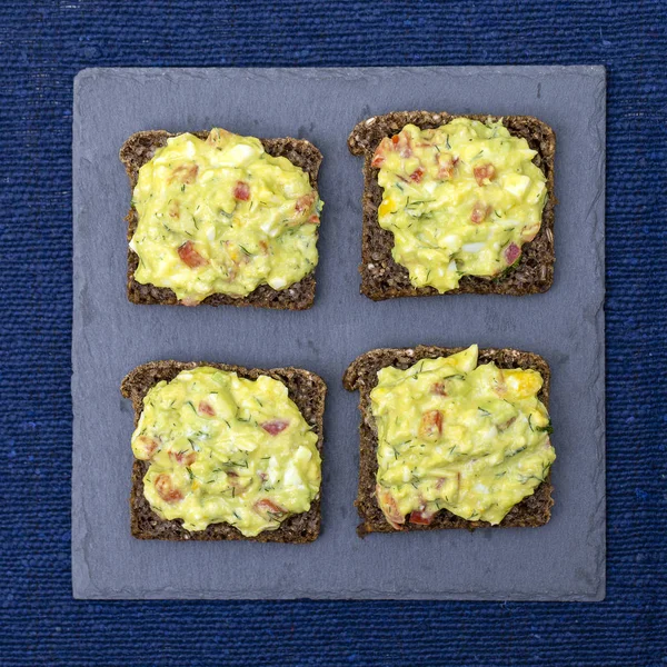 Sandwich met avocado, tomaat, dille en gepocheerd ei - gezond ontbijt concept — Stockfoto