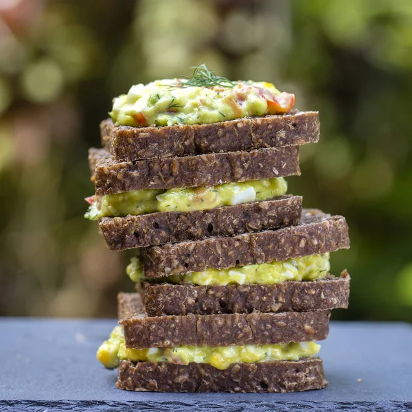 Avokado, domates, dereotu ve haşlanmış yumurta - sağlıklı kahvaltı konsepti ile sandviç