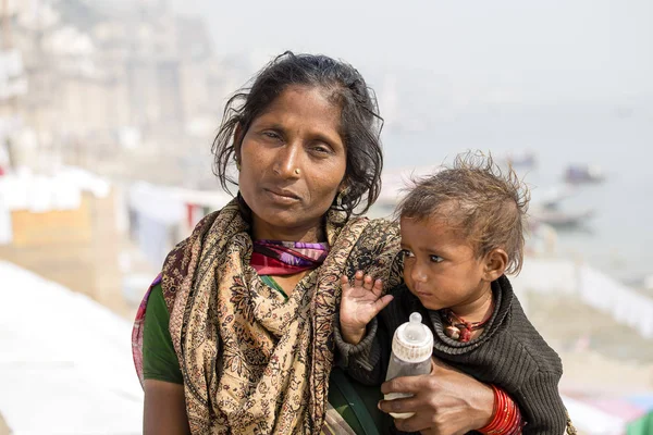 Portrét matka a děti na ulici v Váránasí, Indii — Stock fotografie