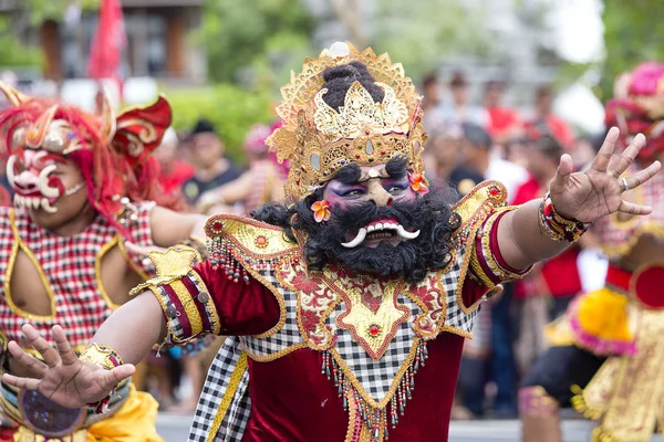 Bali dili adam Hanuman sokak törenle Gianyar, Adası Bali, Endonezya için maske giymiş — Stok fotoğraf