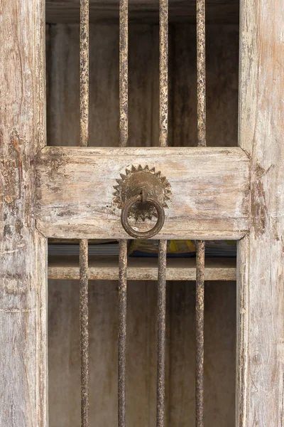 Metal handle on an old wooden door, close up — Stock Photo, Image