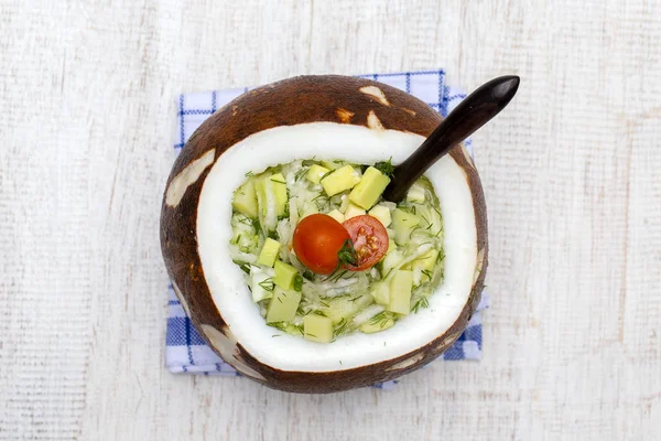 Tigela de coco com okroshka - sopa de verão tradicional na Ucrânia, Bielorrússia e Rússia. Fechar — Fotografia de Stock