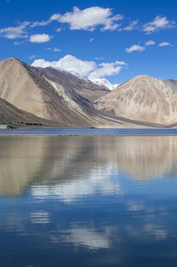 Beyaz bulutlar, Ladakh, Jammu ve Keşmir, Hindistan ile Pangong tso göl ve mavi gökyüzü ile Himalaya Dağları