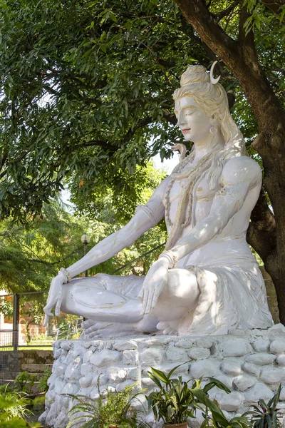 Shiva staty, hinduiska idol, nära vid floden Ganges, Rishikesh, Indien — Stockfoto