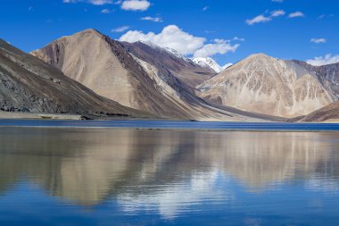 Beyaz bulutlar, Ladakh, Jammu ve Keşmir, Hindistan ile Pangong tso göl ve mavi gökyüzü ile Himalaya Dağları