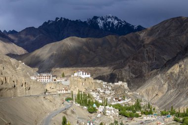 Eski Bononian Budist manastır Lamayuru gorge, Ladakh, Himalayalar, Kuzey Hindistan sarı kayaların arasındaki.