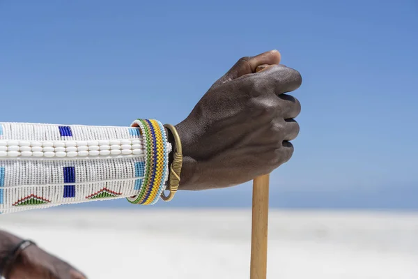 Stammesmasai-Hand mit farbenfrohem Armband, Nahaufnahme. Sansibar, Tansania, Afrika — Stockfoto