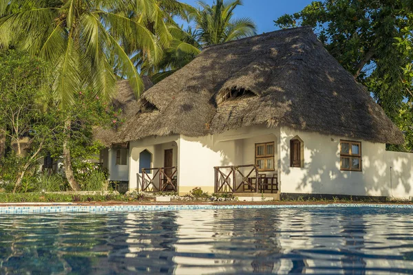 Casa de praia tropical perto da piscina na costa da ilha Zanzibar, Tanzânia, África Oriental — Fotografia de Stock