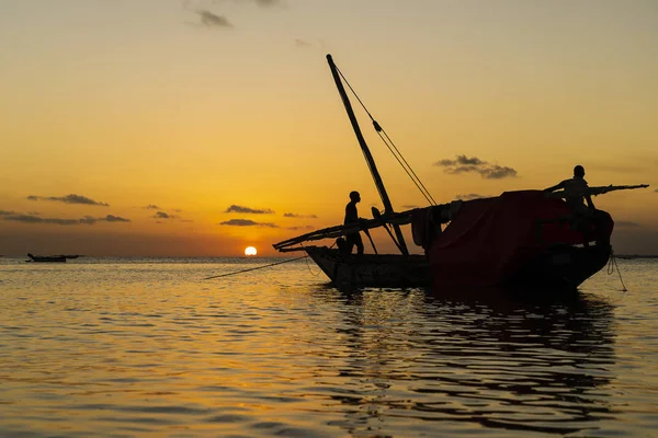 Traditional fisherman dhow boat during sunset on Indian ocean in island Zanzibar, Tanzania, East Africa — Stockfoto