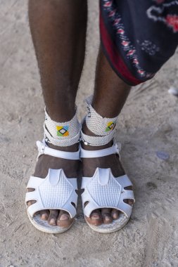 Renkli bir bileklikle kabile masajı bacağı. Yaklaş. Zanzibar, Tanzanya, Afrika