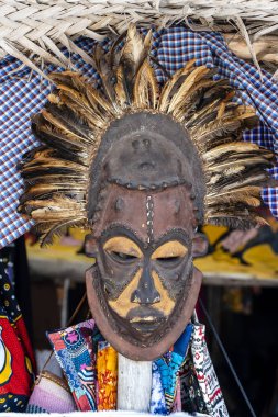 Geleneksel Afrika ahşap maskeleri, Zanzibar, Tanzanya, Afrika 'daki sokak pazarında satılıyor.