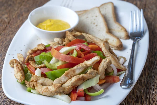 Gebratenes Hühnerfilet mit Gemüse und Brot auf weißem Teller, Nahaufnahme — Stockfoto