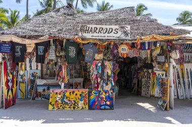 Doğu Afrika 'daki Tanzanya, Zanzibar adasındaki plajda turistler için Afrika mağaza kıyafetleri ve hediyelik eşya manzarası